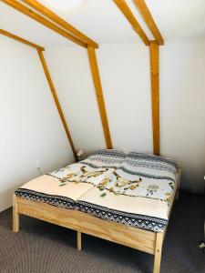 弗拉西克Vikendica Topa’s的一张位于客房角落的床铺
