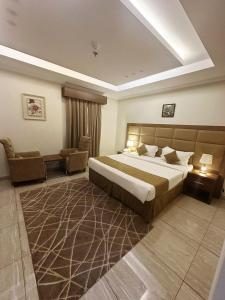 吉达قصر الذهب للوحدات السكنية المخدومة的酒店客房设有一张大床和一张沙发。