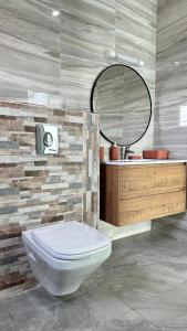 阿比让Residence Roume Abidjan Plateau的浴室设有白色的卫生间和镜子