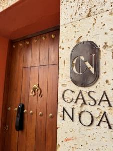 卡塔赫纳Casa Noa Colonial Rooms的大楼上卡萨诺瓦标志的门