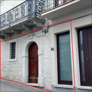 MontazzoliCorso 46的一道门在建筑物边的红线
