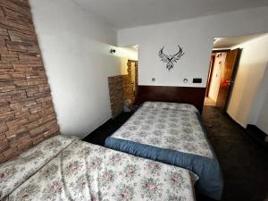 内科切阿Casa hasta 11 personas的一间卧室,配有两张床