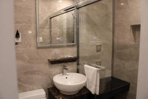 拉瓦尔奥卢克斯酒店-汽车旅馆-套房的一间带水槽和淋浴的浴室