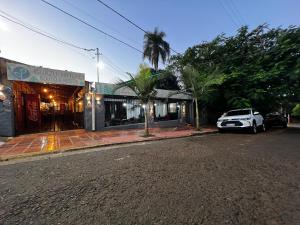 伊瓜苏港Nature Iguazu hostel B&B的停在街道边的白色汽车