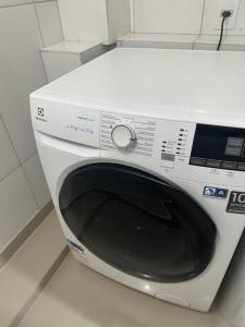 蒙蒂斯克拉鲁斯Apto 16 lindo e confortável的厨房里配有白色洗衣机