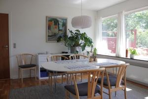 米泽尔法特Villa Hassel的厨房以及带桌椅的用餐室。