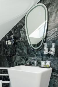 坎普朗莫道尼斯D&D Relax SPA Bucovina的一间带水槽和镜子的浴室