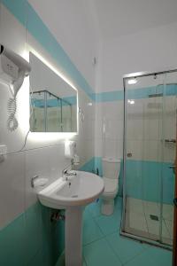 卡萨米尔Hotel Meta Ksamil的一间带水槽、淋浴和卫生间的浴室