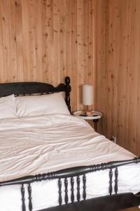 NouvelleLe Martin Pecheur 2 chambres的一间卧室配有一张木墙床