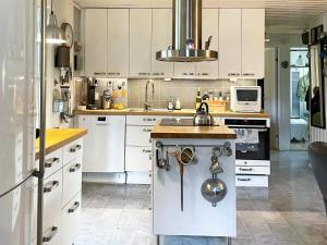 奈舍Holiday home NÄSSJÖ III的厨房配有白色橱柜和水槽