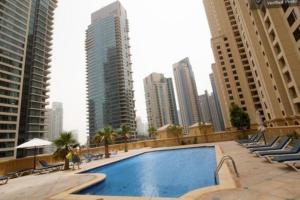 迪拜2BR Luxury Apartment Marina View的一座位于高楼城市的游泳池