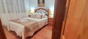 卡索拉VFT Sendero Cerezuelo的一间卧室配有一张床,上面有两条毛巾