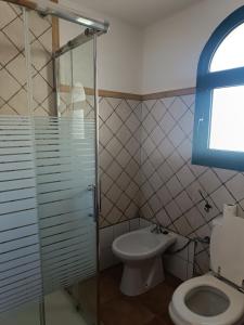 科拉雷侯MOANA SURF HOUSE的一间带卫生间和玻璃淋浴间的浴室