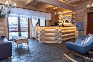 扎科帕内Willa u Jadzi的小屋内带木墙和家具的客厅
