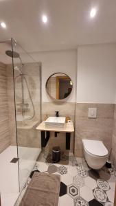 旺特龙Chalet Terejo & spa的一间带水槽、卫生间和镜子的浴室