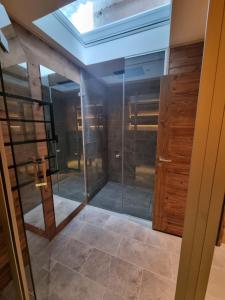 莱斯奥琉斯Chalet Les 5 Sapins的玻璃淋浴间,浴室设有天窗