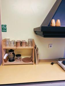 图什比Fristad Nature House的厨房配有带面包和罐子的架子