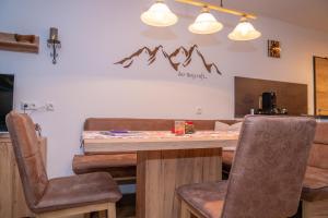施特罗布尔MountainLOVE的一间带木桌和椅子的用餐室