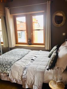 里昂莱斯托伊斯德里昂公寓的一间卧室设有一张大床和两个窗户。