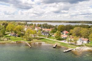 卡尔马Gästhus nära havet的享有湖泊上城镇的空中景致