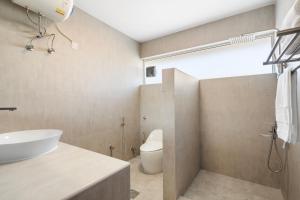 迪拜Jumeirah Three Bedroom House的浴室配有白色水槽和卫生间。