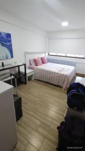 嘎林海斯港Polinésia Resort - Luxuoso Beira Mar Muro Alto - Porto de Galinhas - ANunes的卧室配有两张床,地板上备有背包