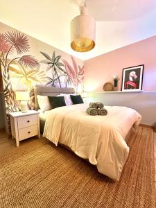 都柏林Blush Jungle的一间卧室配有一张带植物壁画的大床
