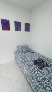 马卡埃Vaccani Apart的墙上画作的房间的一张床位