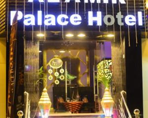索哈杰Al Amir Palace Hotel的商店窗口中宫殿酒店标志的反射