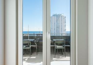 蓬塔德尔加达Sky PDL的推拉玻璃门,享有桌椅的景色