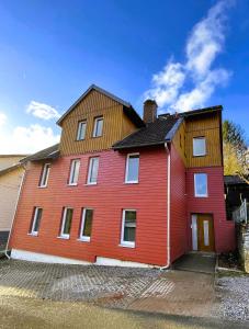 塔内Harzhaus Drei Hexen的一座红色的大房子,设有木屋顶