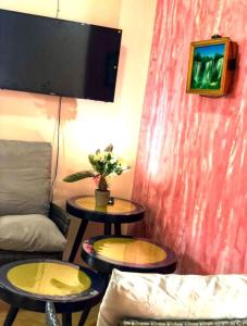 卡塞斯Sarf travelers motel的客厅配有两张桌子和一张沙发