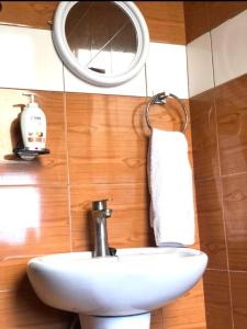 卡塞斯Sarf travelers motel的一间带水槽和镜子的浴室