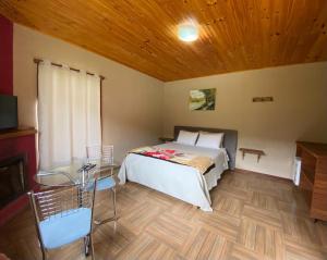 佩德拉阿祖尔Pousada Rural Recanto do Lago的一间卧室设有一张床和木制天花板