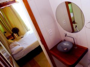 圣塞巴斯蒂安Atlantic Hospedagem的一间带水槽和镜子的小浴室