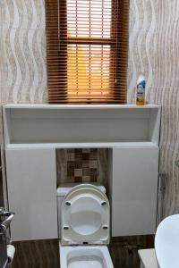 拉各斯Unit i2 City House (Sleeps 6)的浴室设有白色卫生间和窗户