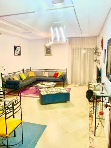 突尼斯Dream Appartement El Aouina的客厅配有沙发和桌子