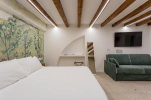 米兰莫斯科瓦豪华住宿加早餐旅馆的卧室配有白色的床和绿色沙发
