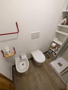 阿贝托内Le Marmotte - Appartamento的浴室配有白色卫生间和盥洗盆。