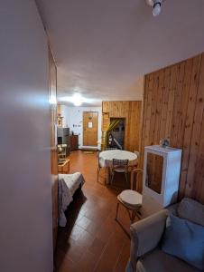 阿贝托内Le Marmotte - Appartamento的客厅配有沙发和桌子