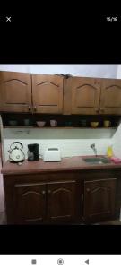 卡梅隆Carmelo的一个带水槽和木柜的厨房台面