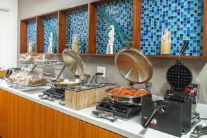 萨凡纳SpringHill Suites by Marriott Savannah Midtown的厨房在柜台上摆放着几盘食物