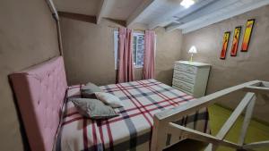 阿肖海La Serena的一间小卧室,配有一张床和一个梳妆台
