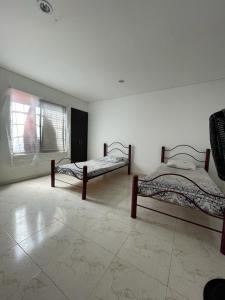 弗兰德斯CASA EN FLANDES A 10 MIN DE GIRARDOT的带窗户的客房内的两张床