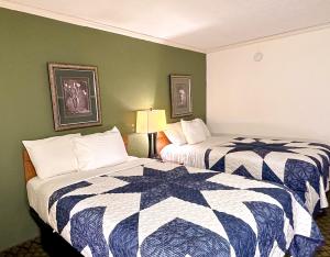 杰克逊维尔Jacksonville Inn的一间酒店客房,房间内设有两张床