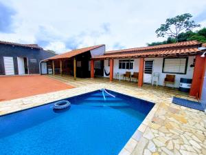 索科罗Estância Oliveira的房屋前的游泳池