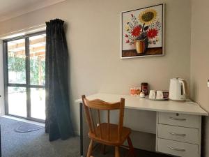 汉密尔顿Self checkin master room with private bathroom的一张桌子,椅子和向日葵的照片