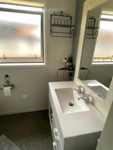 汉密尔顿Self checkin master room with private bathroom的浴室设有白色水槽和镜子