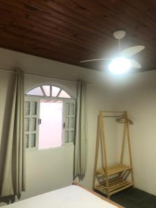 布希奥斯Casa de Família com Ar Condicionado, Garagem e Pet friendly的一间卧室配有吊扇和窗户。