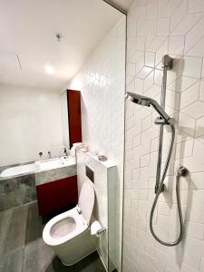 悉尼Sydney Cosmopolitan CBD Apartment的浴室配有卫生间、盥洗盆和淋浴。
